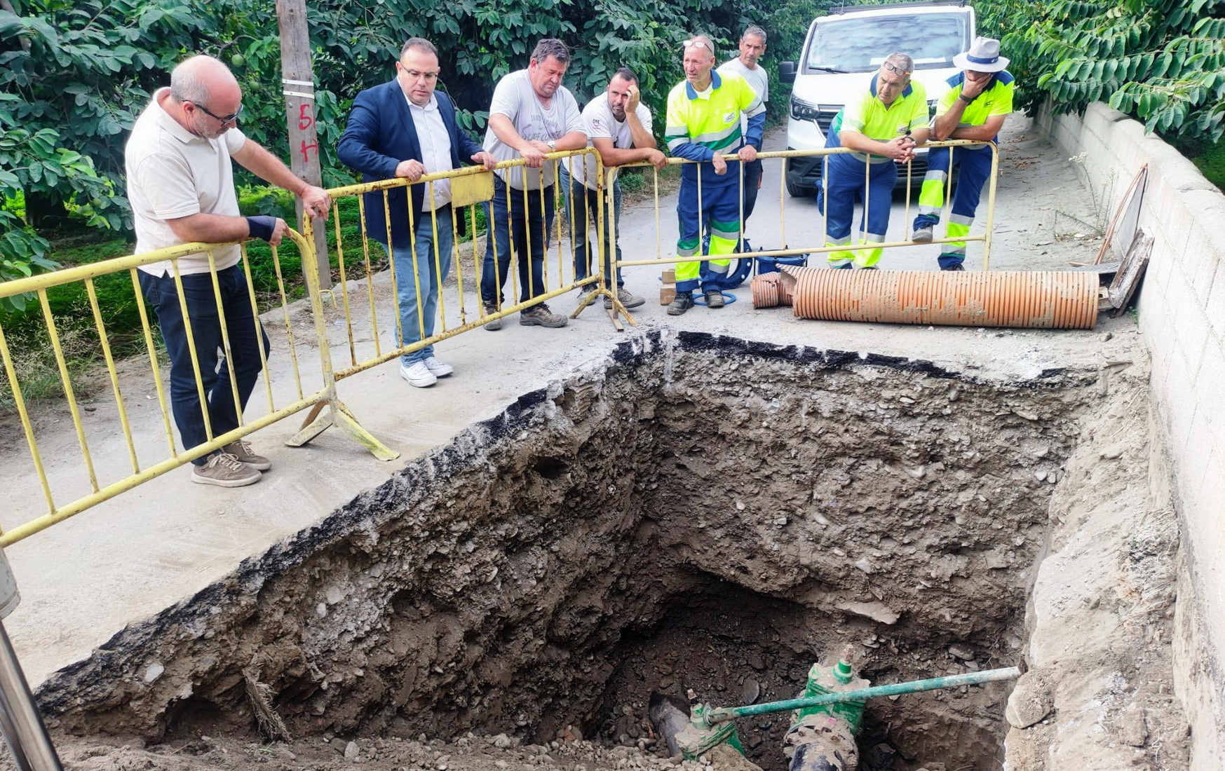 El alcalde sexitano y el edil de agricultura visitan las obras para la recarga del acuífero.